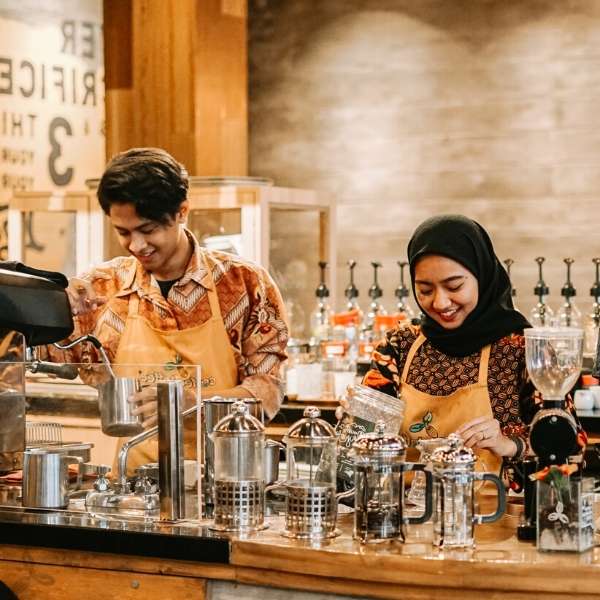 Coffee Toffee - Barista Menyeduh Coffee Brewing